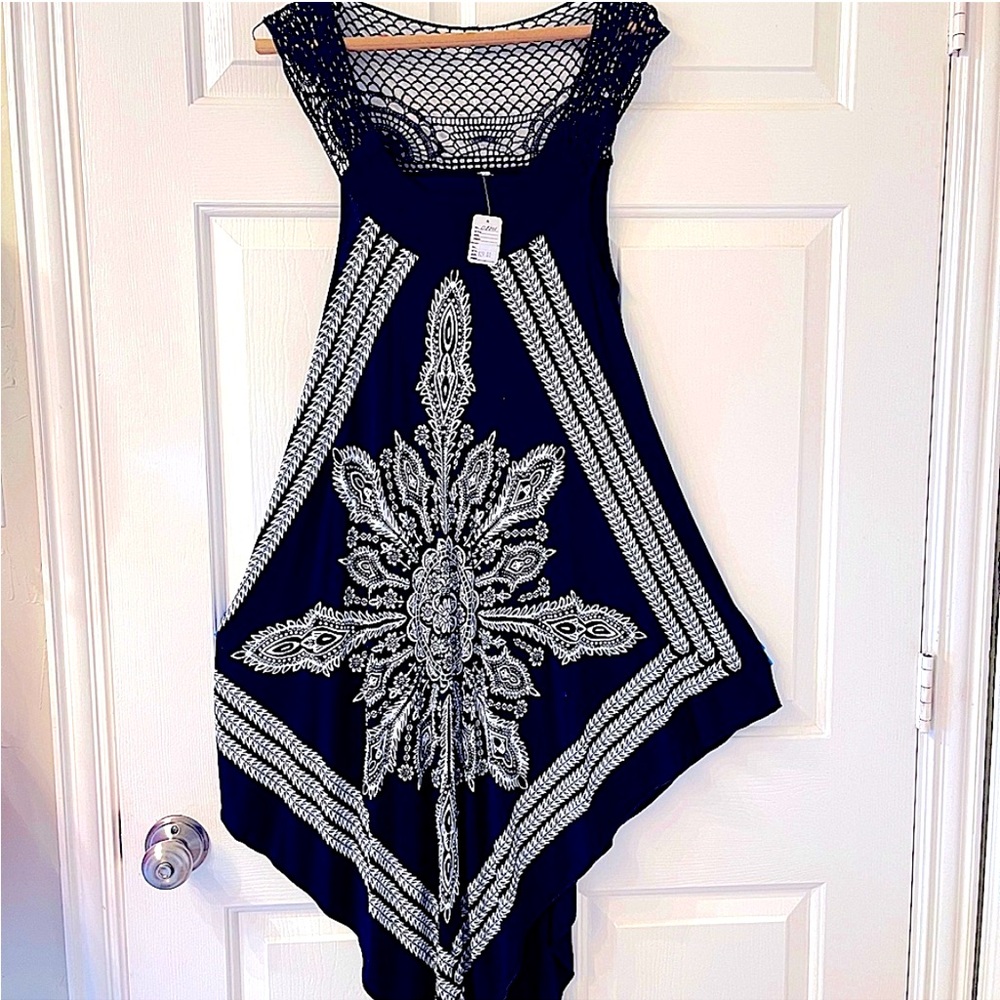 Beautiful sleeveless soft fabric dress. Black and white print.
NEVER WORN. NEW.